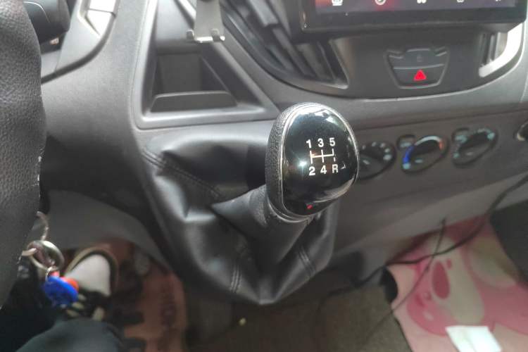 Used Ford Transit 2020 2.0T Gasoline Multi-Function Commercial Vehicle Mid-Drive Low-Roof Design with Dual Rear Doors Meeting China VI Emission Standards Gear Lever