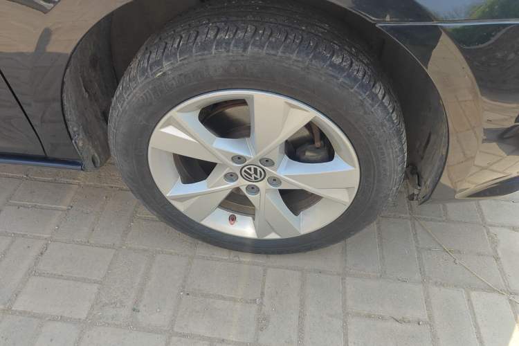 Used Volkswagen Bora 2013 1.6L Automatic Comfort Model Right Front Wheel Hub