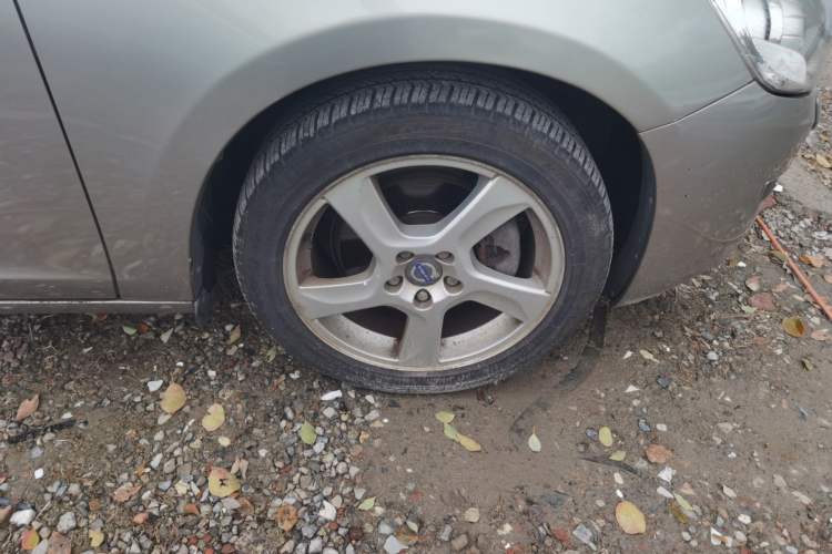 Used Volvo S60 2013 T5 Comfort Edition Right Front Wheel Hub