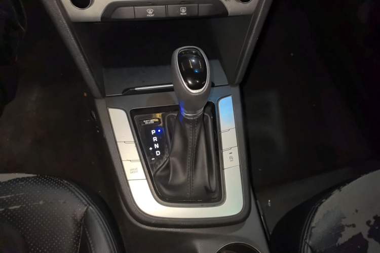 Used Hyundai Elantra (6th Generation / Lingdong) 2016 1.6L Automatic ZhiXuan – Elite Version Gear Lever