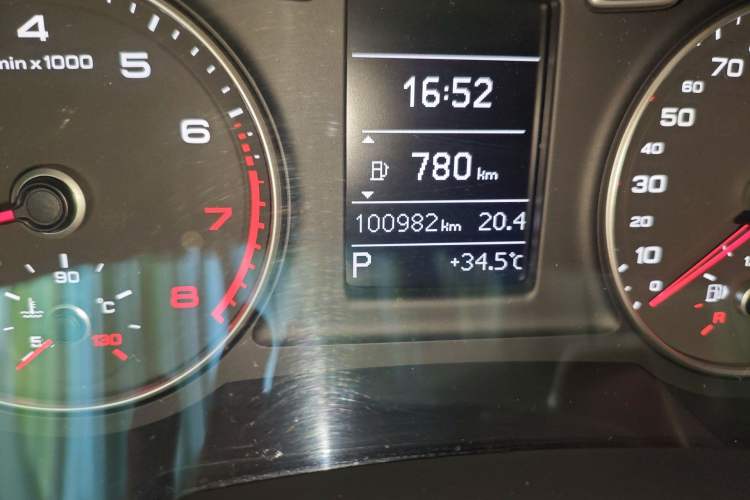 Used Audi Q3 2015 30 TFSI Comfort Model Odometer Close Up