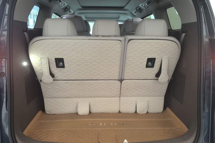 Used Denza D9 2022 DM-i 1040 Prestige Model