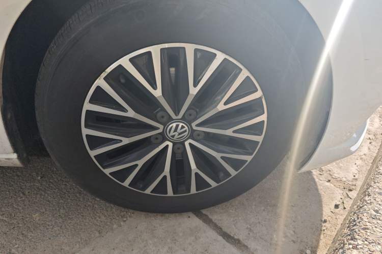 Used Volkswagen Sagitar 2021 280TSI DSG Comfort Connect Edition Right Front Wheel Hub