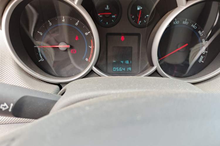 Used Chevrolet Cruze 2013 1.6L SE MT Odometer Close Up