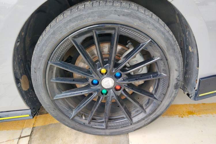 Used CHANGAN UNI-V 2022 2.0T Leading-Speed Edition Right Front Wheel Hub