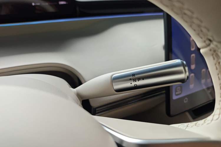 Used Hima Luxeed R7 2024 All-Electric 736 km Ultra Gear Lever