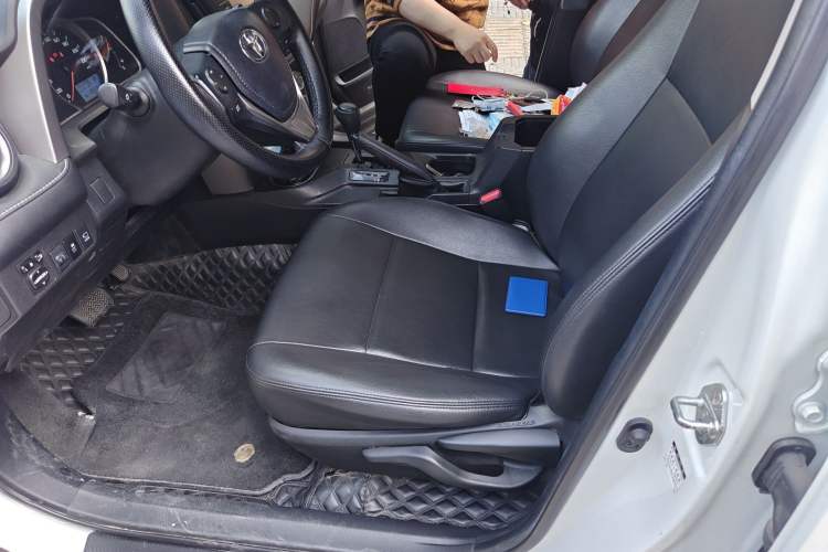 Used Toyota RAV4 2019 2.0L CVT Two-Wheel Drive Luxury Version China VI Standard