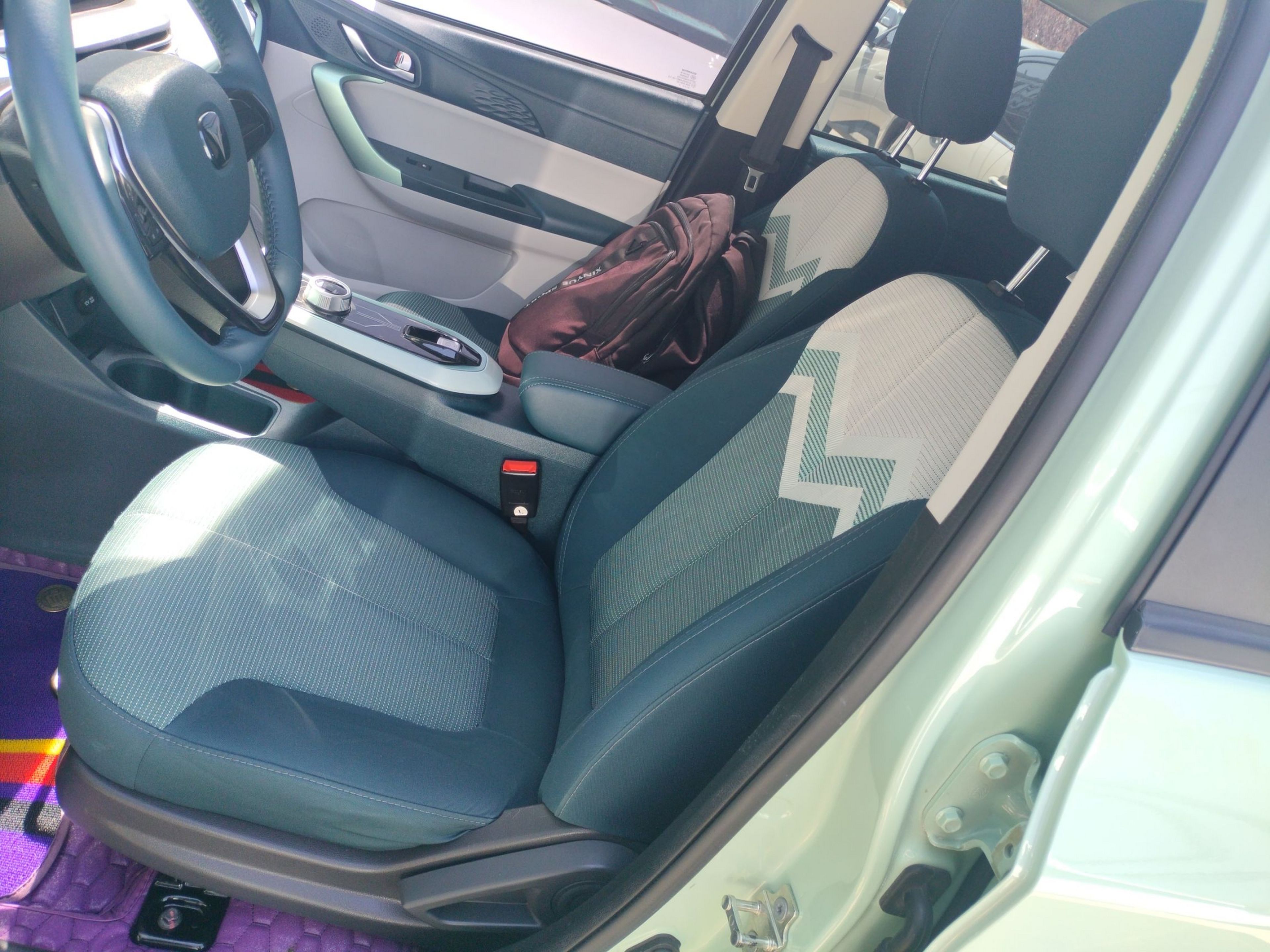 المقاعد الأمامية داخل السيارة