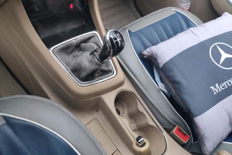 Used Baojun 730 2014 1.5L manual standard trim 7 seats Gear Lever