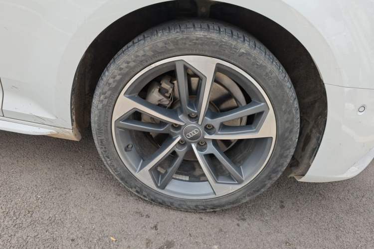 Used Audi A4L 2018 30th Anniversary Edition 40 TFSI Sport Edition Right Front Wheel Hub