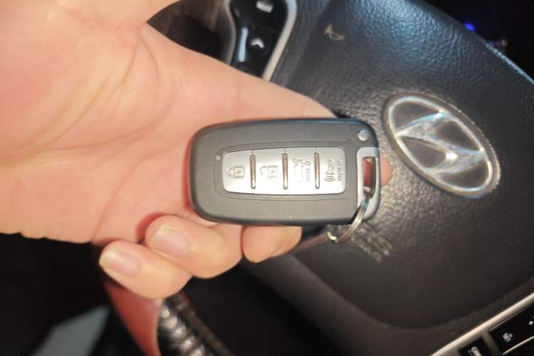 Used Hyundai Santa Fe Classic 2010 2.4 Luxury Edition 7-Seater Four-Wheel Drive Vehicle Key