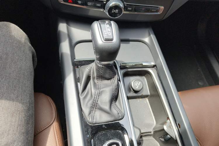 Used Volvo XC60 2019 T5 4x4 Smart Edition China VI Standard Gear Lever