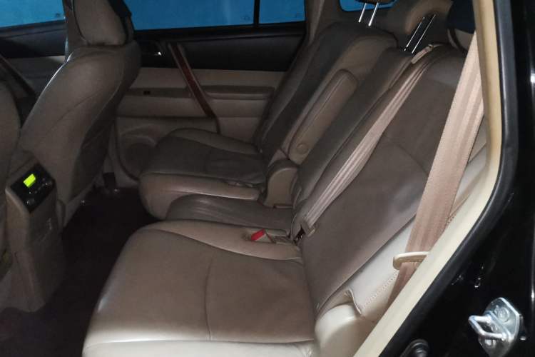 Used Toyota Highlander 2011 2.7L Two-Wheel Drive 7-Seater Supreme Edition Left Rear Seat