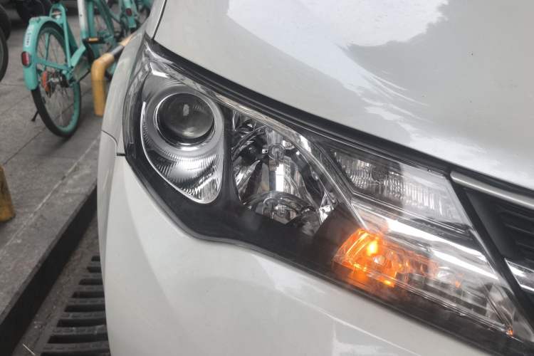 Used Toyota RAV4 2015 2.0L CVT Two-Wheel Drive Fashion Edition Right Front Headlight