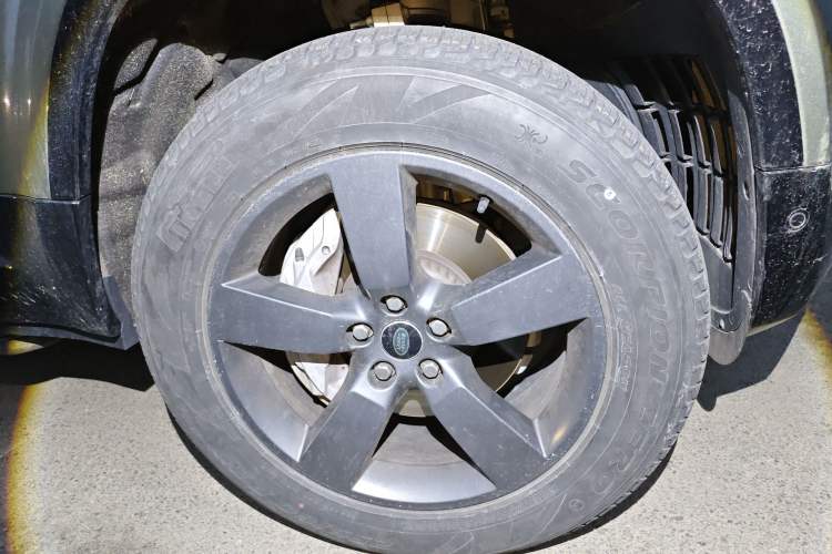 Used Land Rover Defender 2022 110 P400 X-DYNAMIC HSE Right Front Wheel Hub