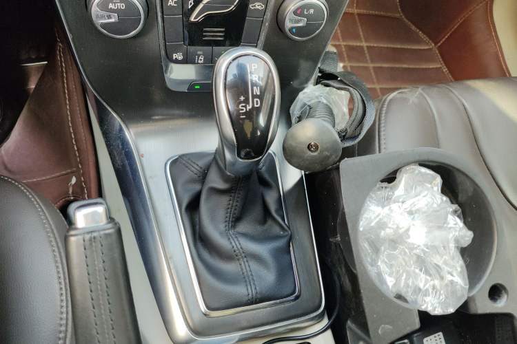 Used Volvo V40 2013 2.0T Zhiya Edition
