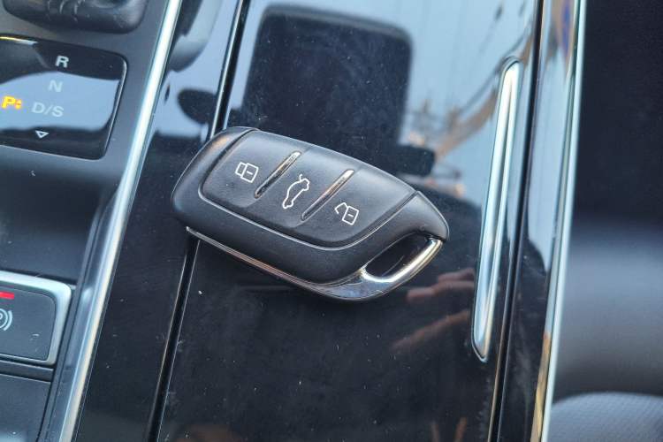 Used Roewe i6 MAX 2020 300TGI Automatic Supreme Edition with Cool Sunroof and Advanced Driving Features
