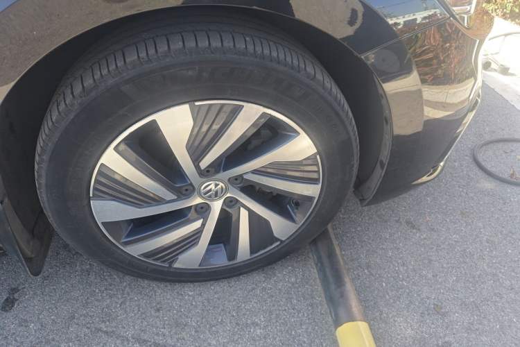 Used Volkswagen Passat New Energy 2020 430 PHEV Hybrid Elite Edition China VI Standard Right Front Wheel Hub