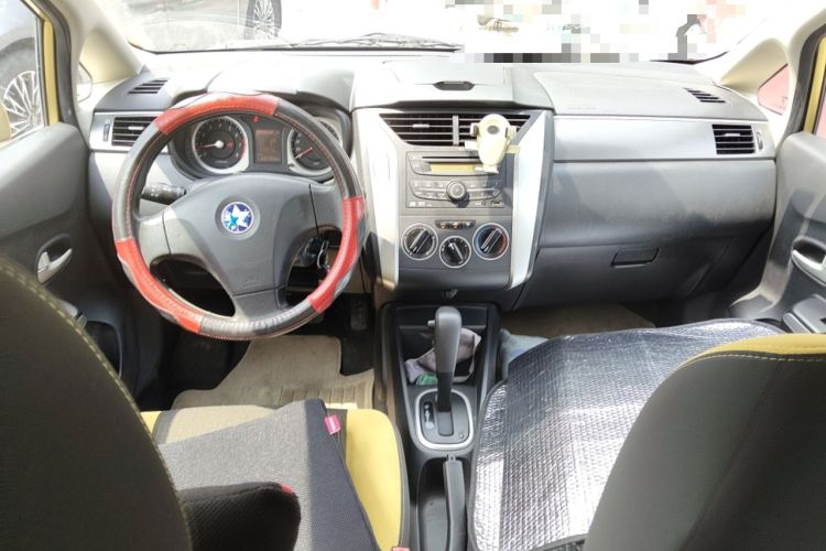 Used Venucia R50X 2013 1.6L Automatic Model Center Console