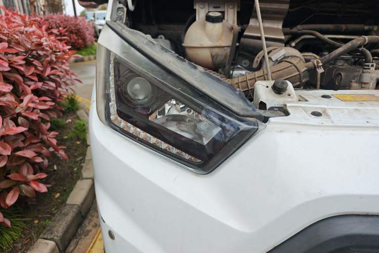 Used JMC Transit 2017 2.8T Commercial Version Short Wheelbase Mid-Roof 6/7/8-Seater JX493 Right Front Headlight