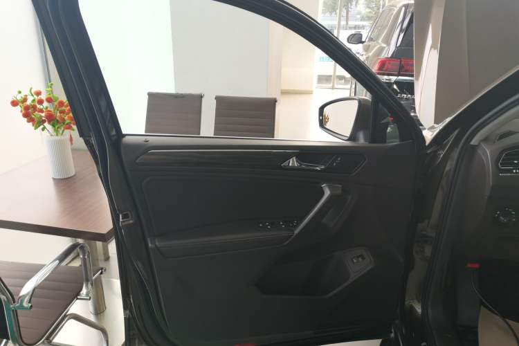 Used Volkswagen Tiguan L 2017 380TSI Automatic All-Wheel-Drive Luxury Edition
