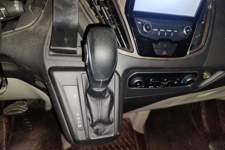 Used Ford Tourneo Custom 2017 2.0T Automatic Elite Version Gear Lever