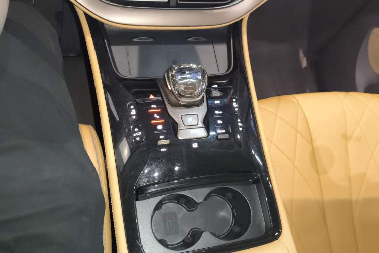 Used Denza D9 2022 DM-i 1040 Prestige Model