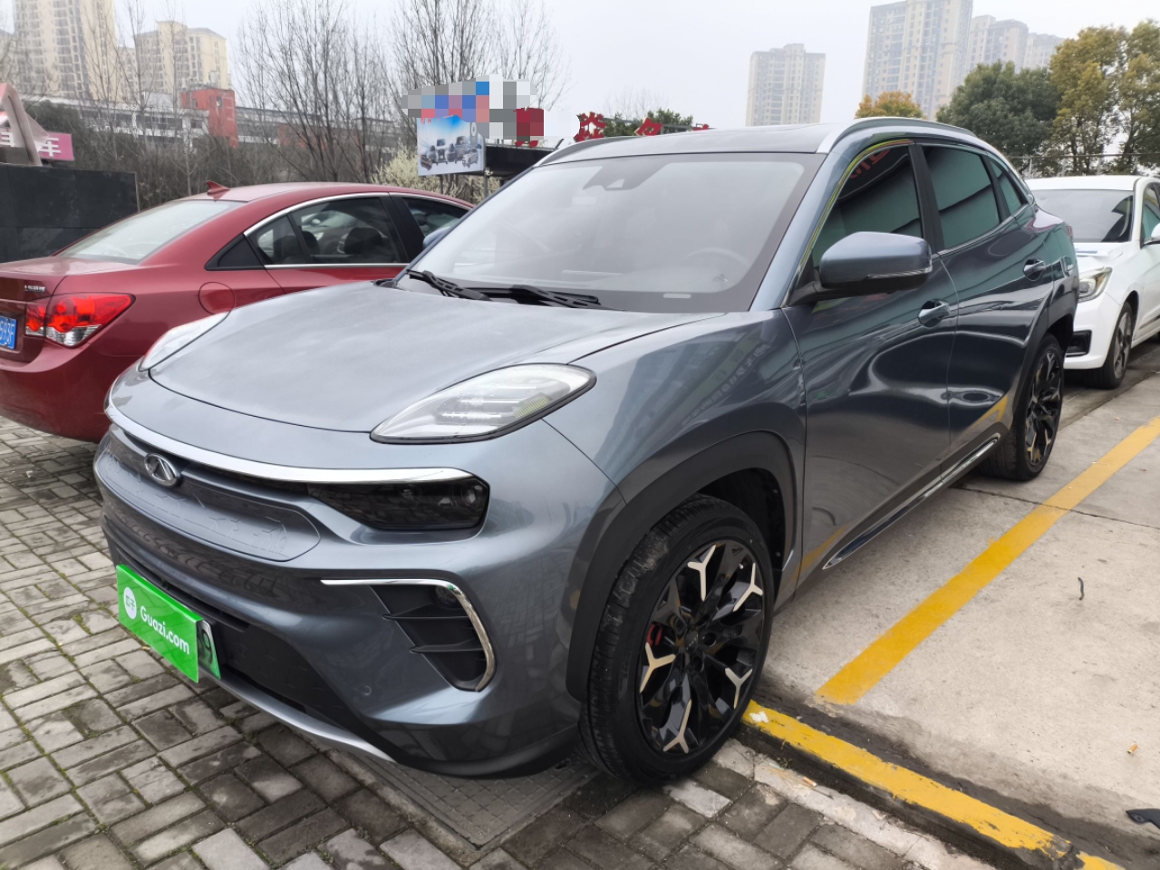 Под передней частью автомобиля