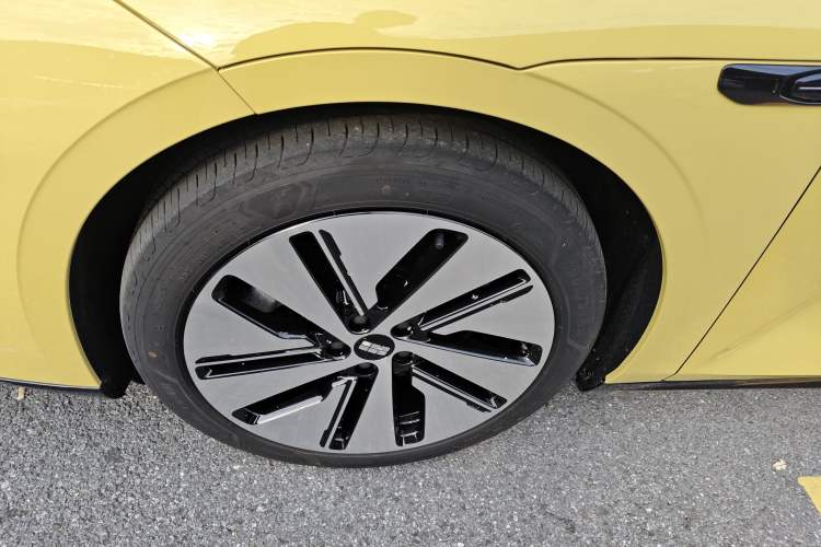 Used Geely Galaxy E8 2024 665 km Range Rear-Drive Starship Long-Range Version
