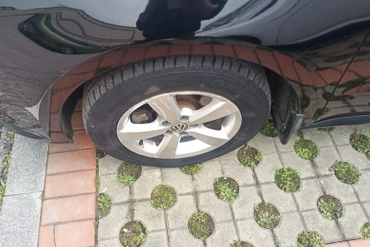 Used Volkswagen Lavida 2015 1.6L Automatic Fashion Edition Left Front Wheel Hub