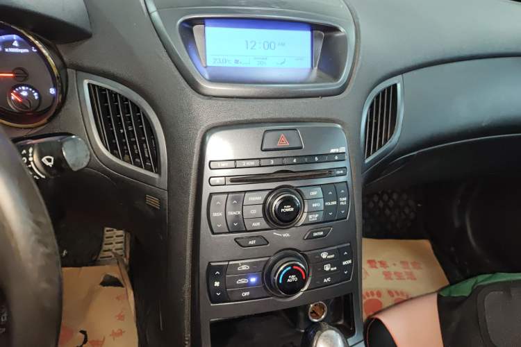 Used Hyundai Genesis Coupe 2009 2.0T Automatic Deluxe Edition Audio And AC Panel