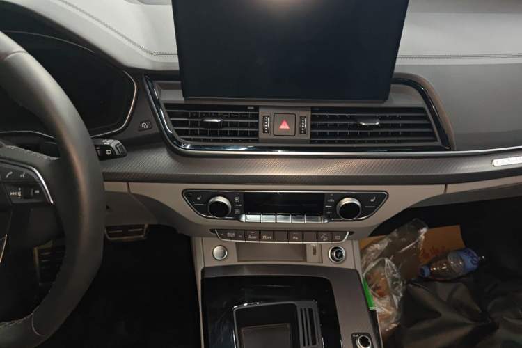 Used Audi Q5L 2023 40T Luxury Dynamic Model Audio And AC Panel