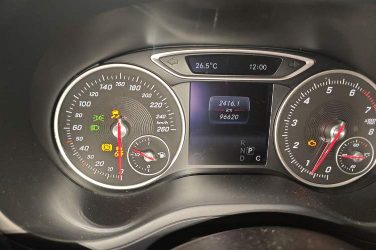 Used Mercedes-Benz B-Class 2015 B 200 Sport Edition Odometer Close Up