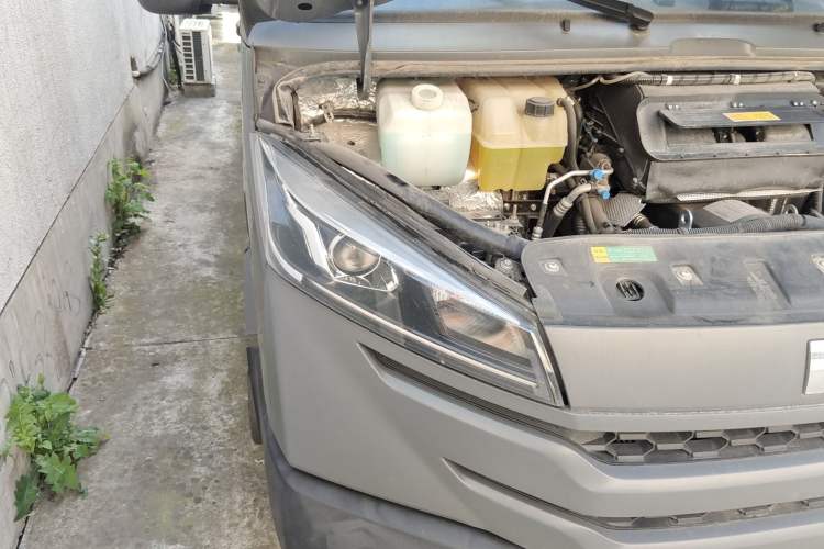 Used Iveco Daily 2023 2.5T A37M1 Multi-Purpose Passenger Vehicle Long Wheelbase Mid-Roof Design Dual Side Sliding Doors Automatic Transmission Right Front Headlight