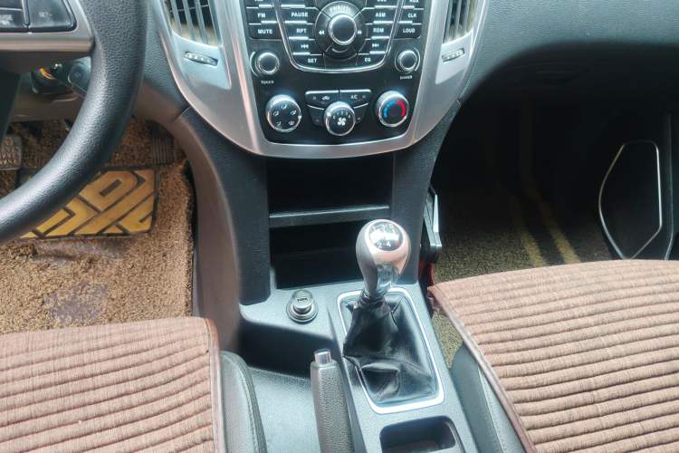 Used JMC Yuhu 5 2018 2.4T Classic Edition Diesel Manual 4x4 Luxury Long-Wheelbase JX4D24A5L