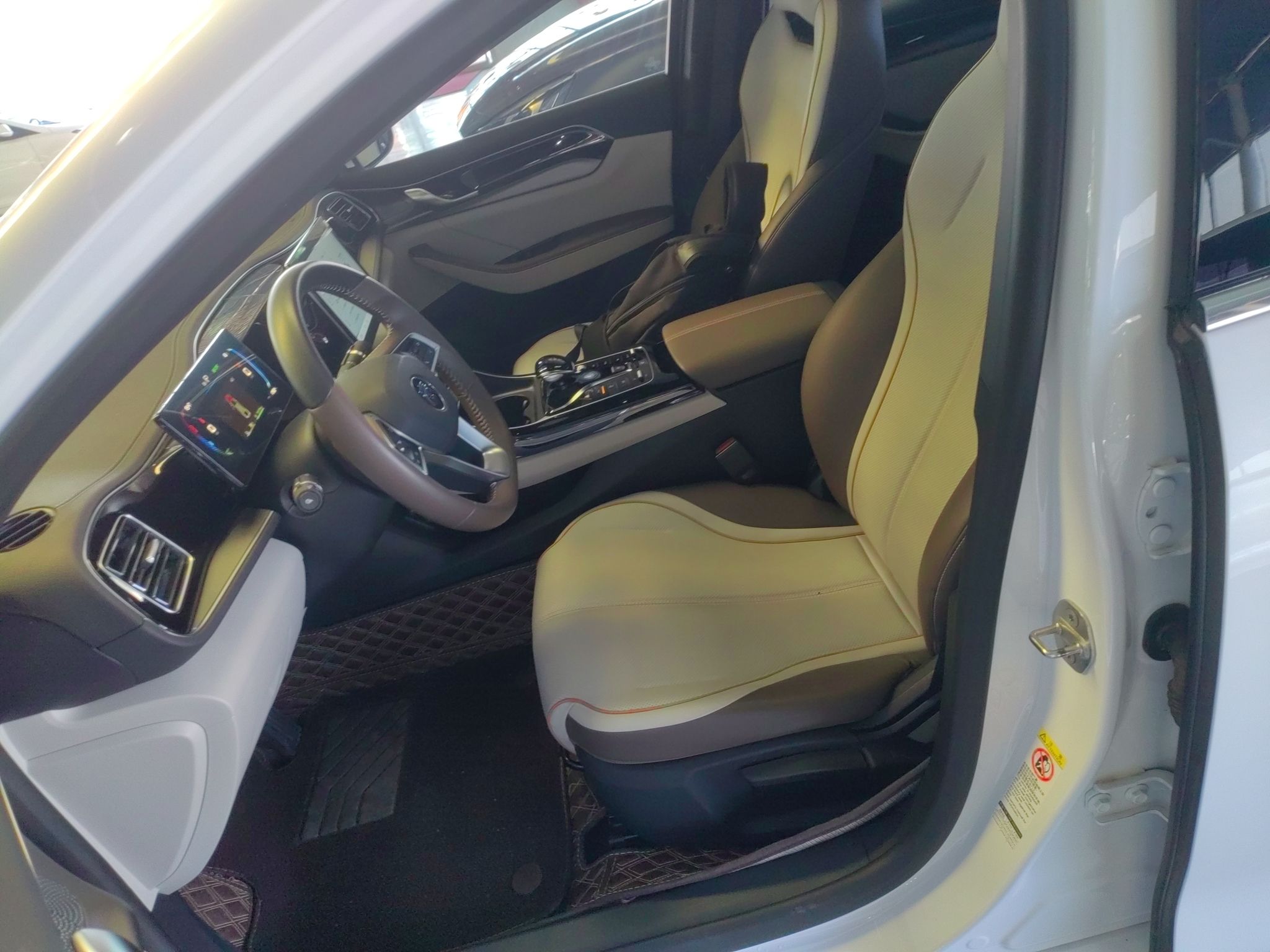 المقاعد الأمامية داخل السيارة