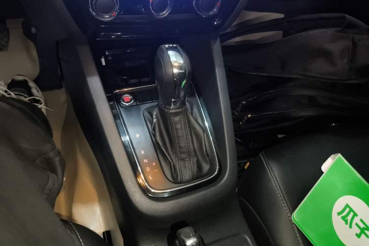 Used Volkswagen Sagitar 2017 230TSI Automatic Comfort Version Gear Lever