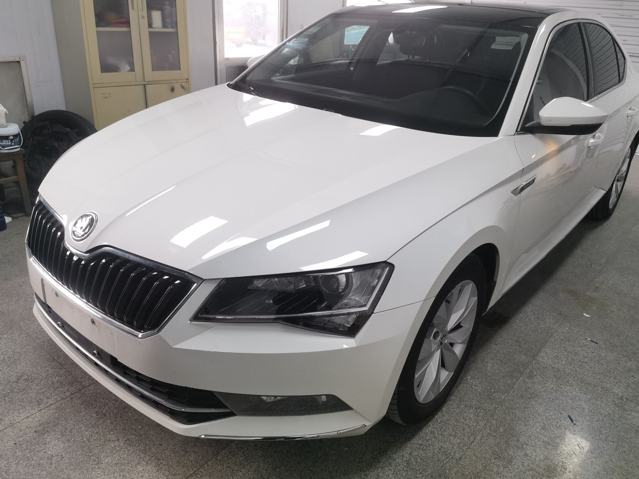 Под передней частью автомобиля