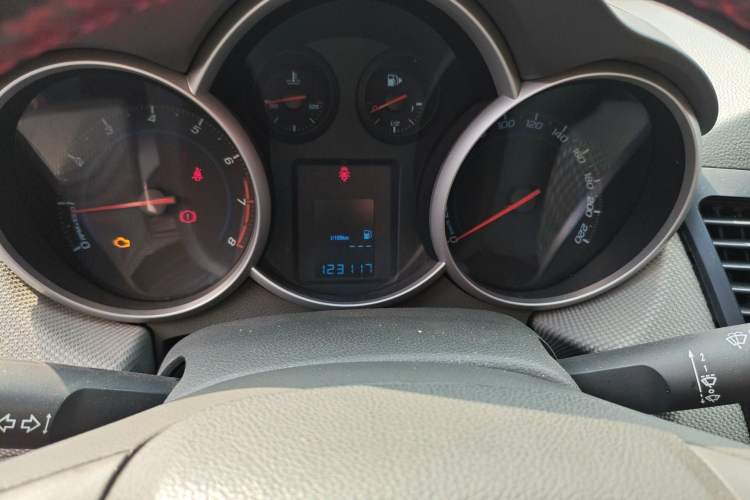 Used Chevrolet Cruze 2012 1.6L SE MT Odometer Close Up