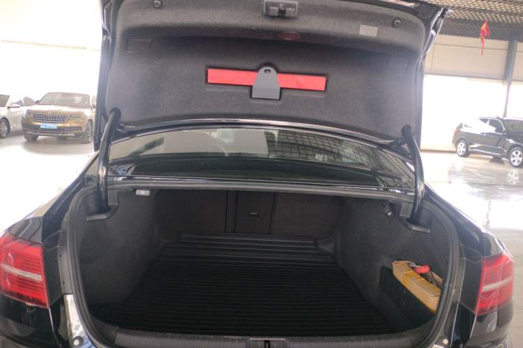 Used Volkswagen Magotan 2018 330TSI DSG Advanced Model Trunk