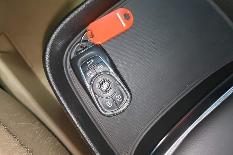 Used Buick GL8 2020 ES Land Cruiser 653T Luxury Model Vehicle Key