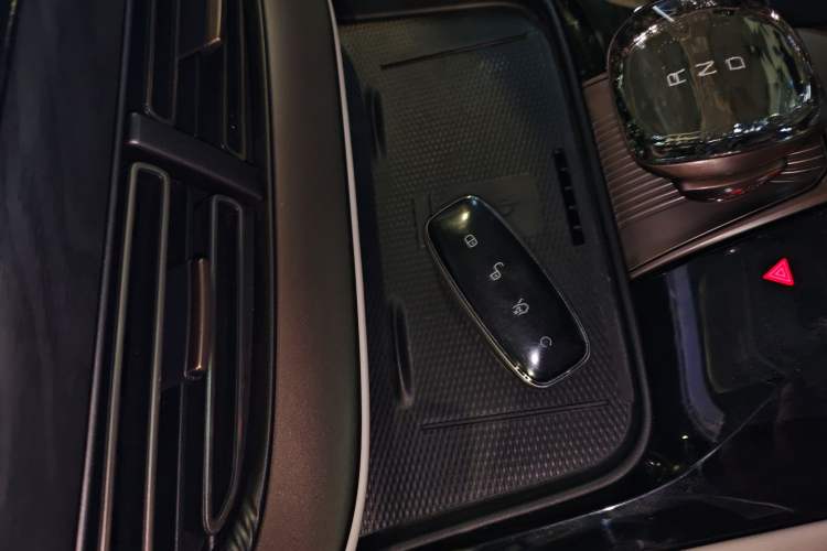 Used Denza D9 2022 DM-i 1040 Prestige Model