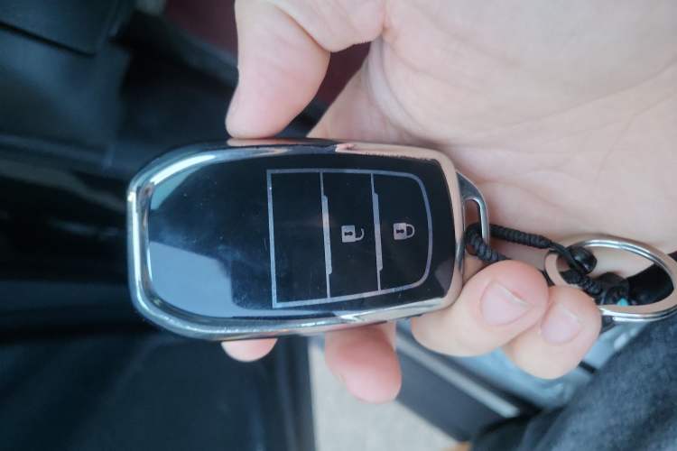 Used Toyota Highlander 2018 2.0T Four-Wheel Drive Luxury Version 7 Seats China VI Standard Vehicle Key