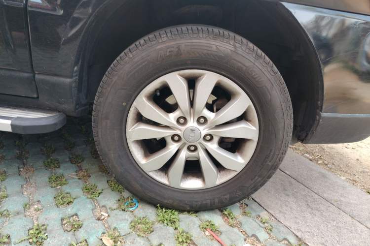 Used Kia Sportage 2013 2.0L Manual Two-Wheel Drive GL Trim Right Front Wheel Hub