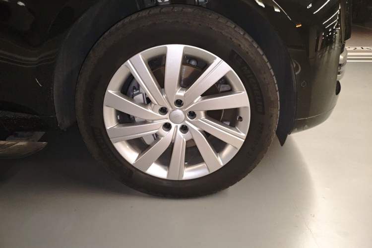 Used Land Rover Range 2024 3.0 L6 360 PS Grand Edition Right Front Wheel Hub