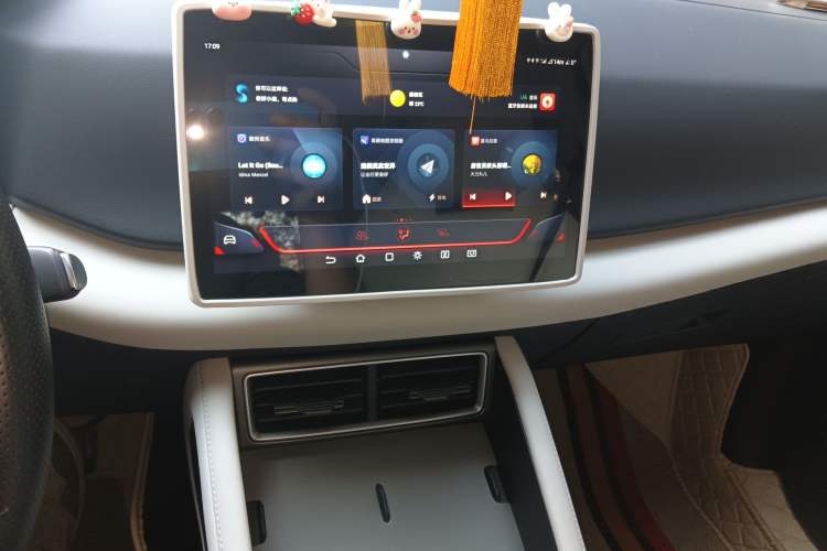 Used BYD Yuan UP 2025 Model 301KM Leading Version Audio And AC Panel