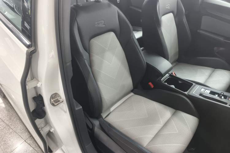 Used Volkswagen Golf 2025 300TSI R-Line
