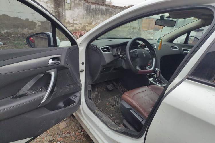 Used DS 5LS 2014 1.8L automatic Comfort version VTi140