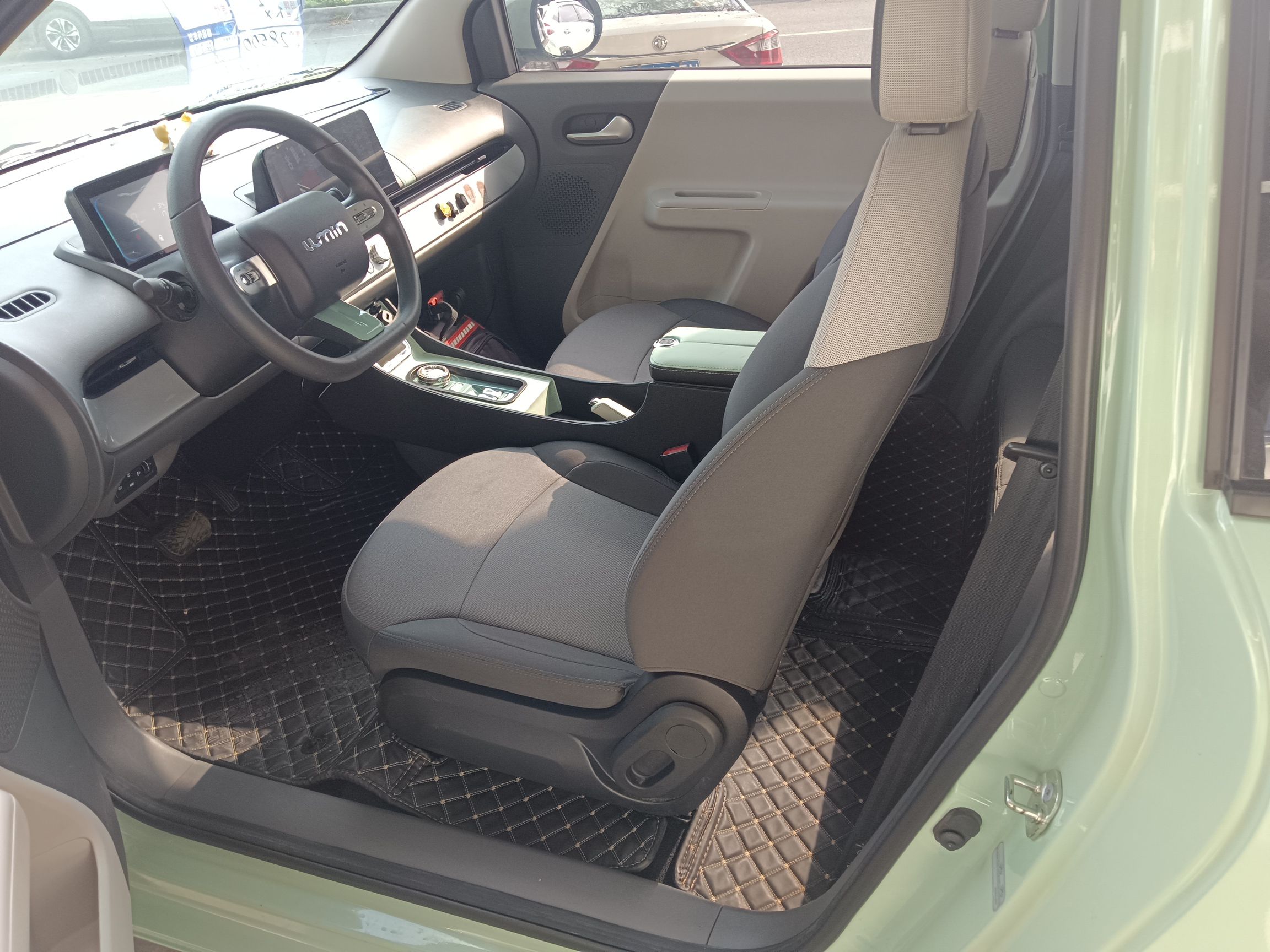 المقاعد الأمامية داخل السيارة