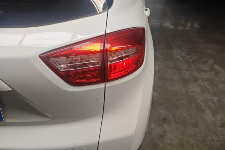 Used CHANGAN CS15 2016 1.5L Manual Fashion Edition Exterior 3